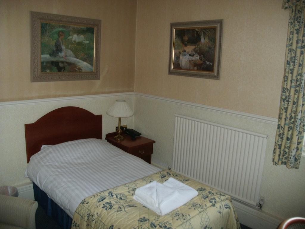 Clarkes Hotel Barrow In Furness Habitación foto